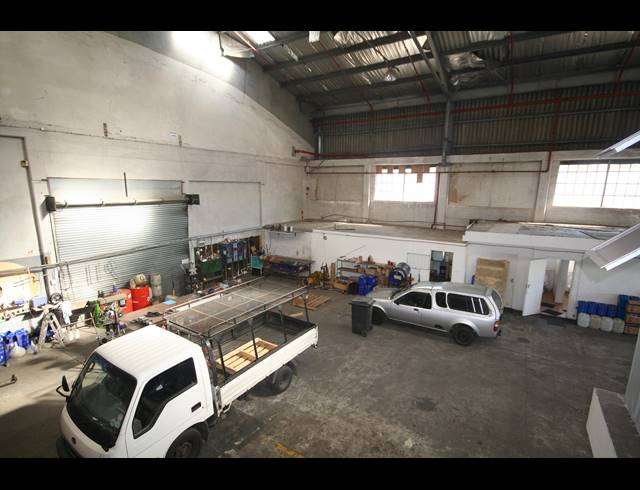 1,090M² FACTORY RENTED IN PAARDEN EILAND